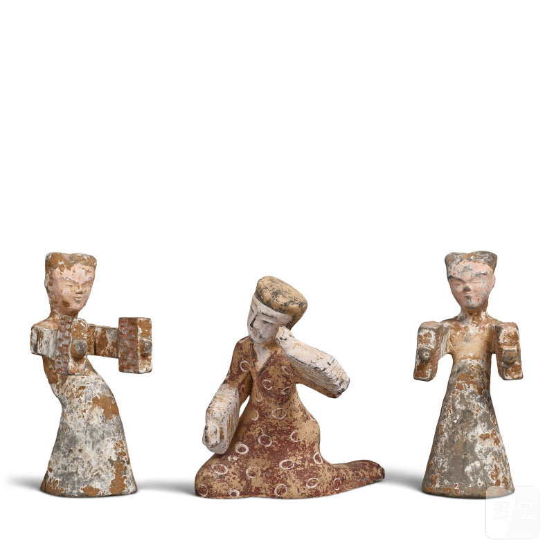 仿漢 彩繪女俑一組三件 | A GROUP OF THREE POTTERY FIGURES OF MUSICIANS